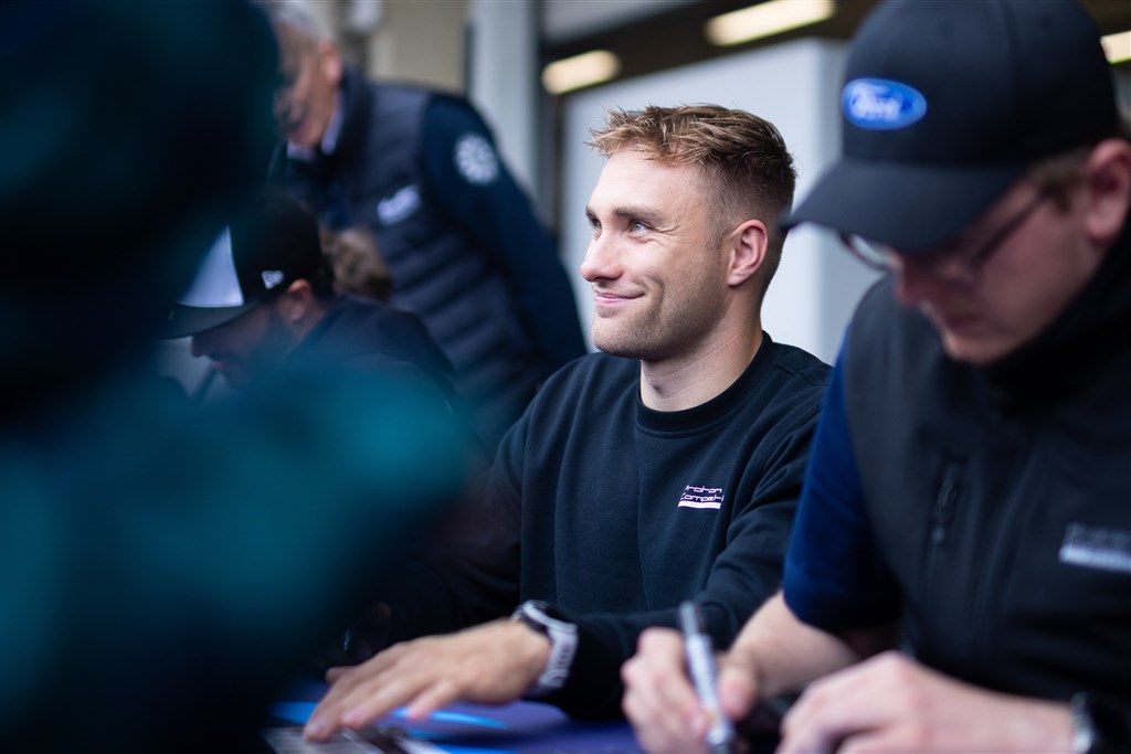 Der skal sikkert skrives mange autografer til amerikanske Mustang-fans, når Mikkel O. Pedersen deltager i den amerikanske VM-afdeling.
(Foto: Ford)